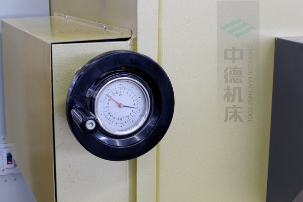 ZDG-632刀片間隙調(diào)節(jié)裝置，設置在機架前面，并有刻度顯示，調(diào)節(jié)方便.jpg