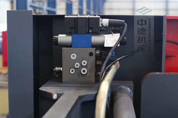 ZDPE10025采用進口液壓系統，穩定無故障，耐高溫高壓，持久工作精度高.jpg