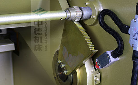 ZDS-640采用高精度刀片間隙調(diào)節(jié)齒輪，經(jīng)過淬火高硬度又耐磨，表面鍍鋅不生銹，長(zhǎng)年累月使用依然有很高的調(diào)節(jié)精度.jpg